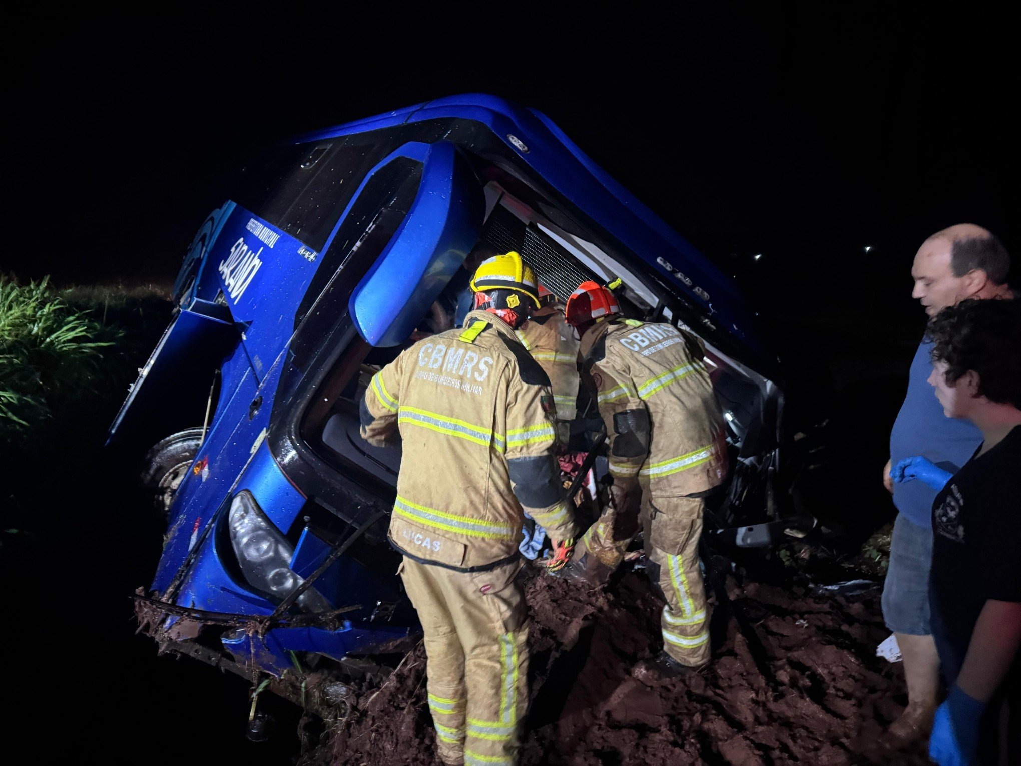 Caminhão e ônibus com atletas de futsal colidem no RS; uma pessoa morre e 24 ficam feridas