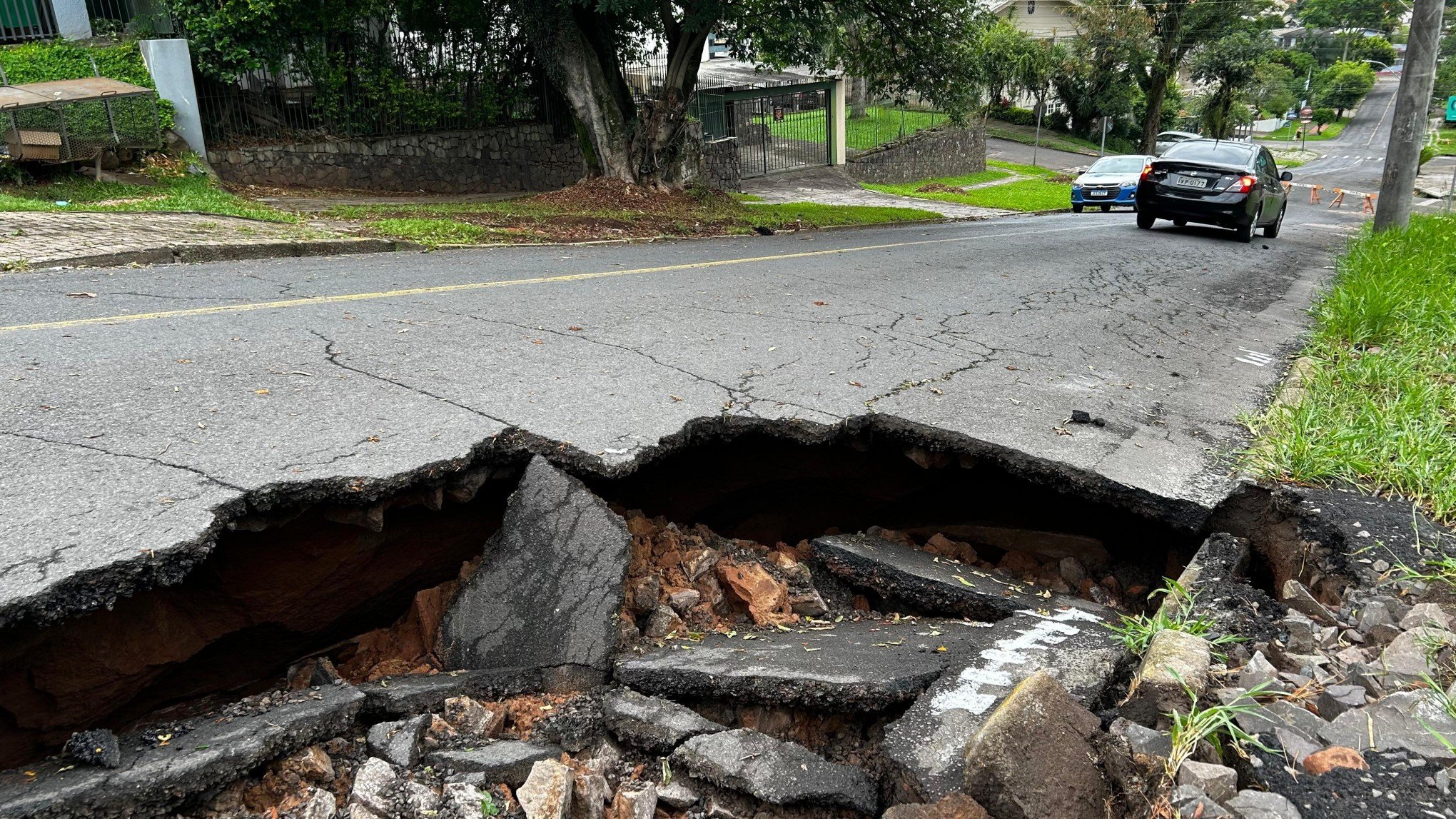 Asfalto cede com chuva intensa e erosões enormes alteram trânsito em Novo Hamburgo