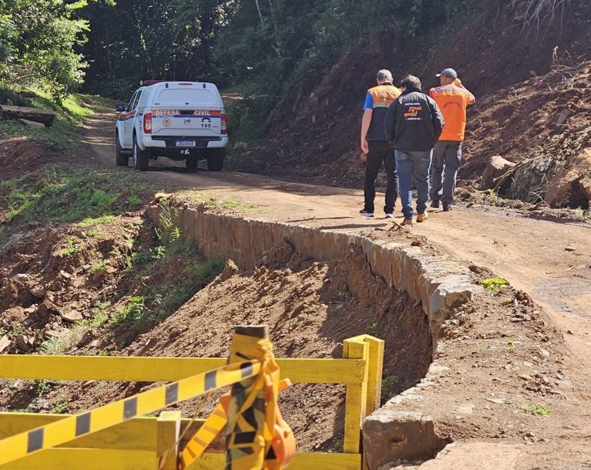 Deslizamento de terra e rompimento de adutora causam bloqueios em estradas em Canela; confira