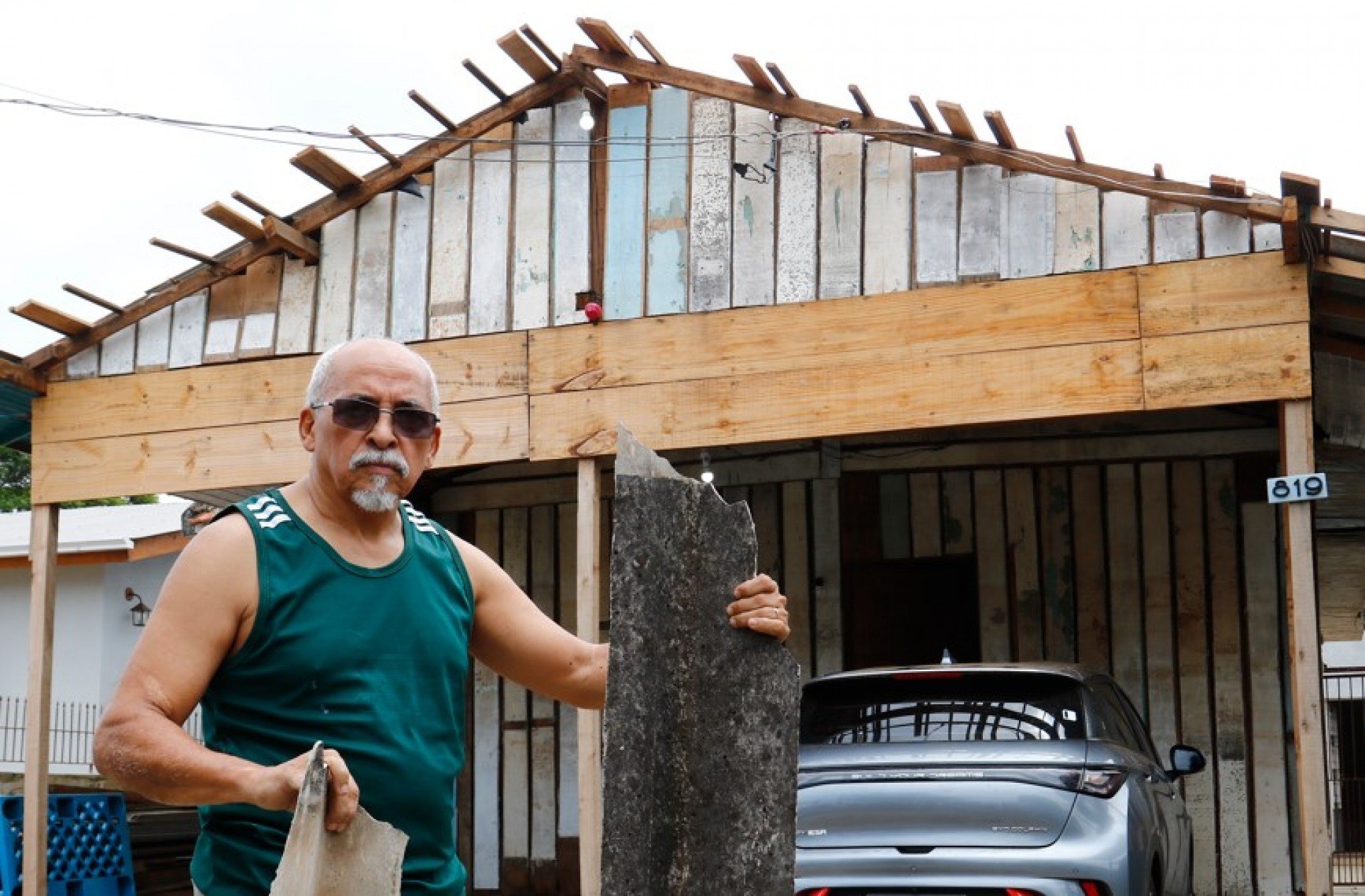 Casas destelhadas, árvores caídas e fiação no chão: Canoas amanheceu com prejuízos