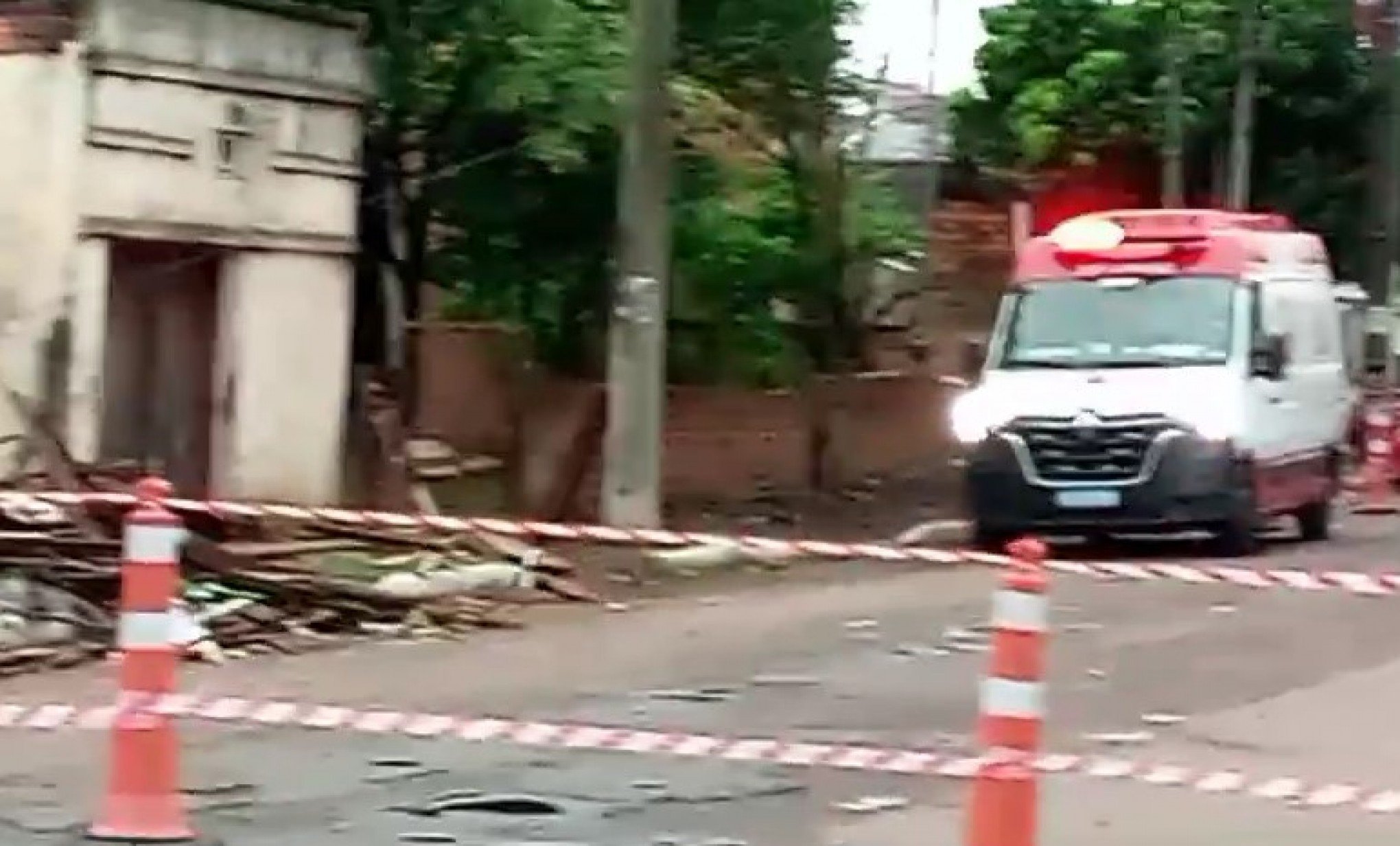 Motociclista morre carbonizado após passar em cima de fio energizado