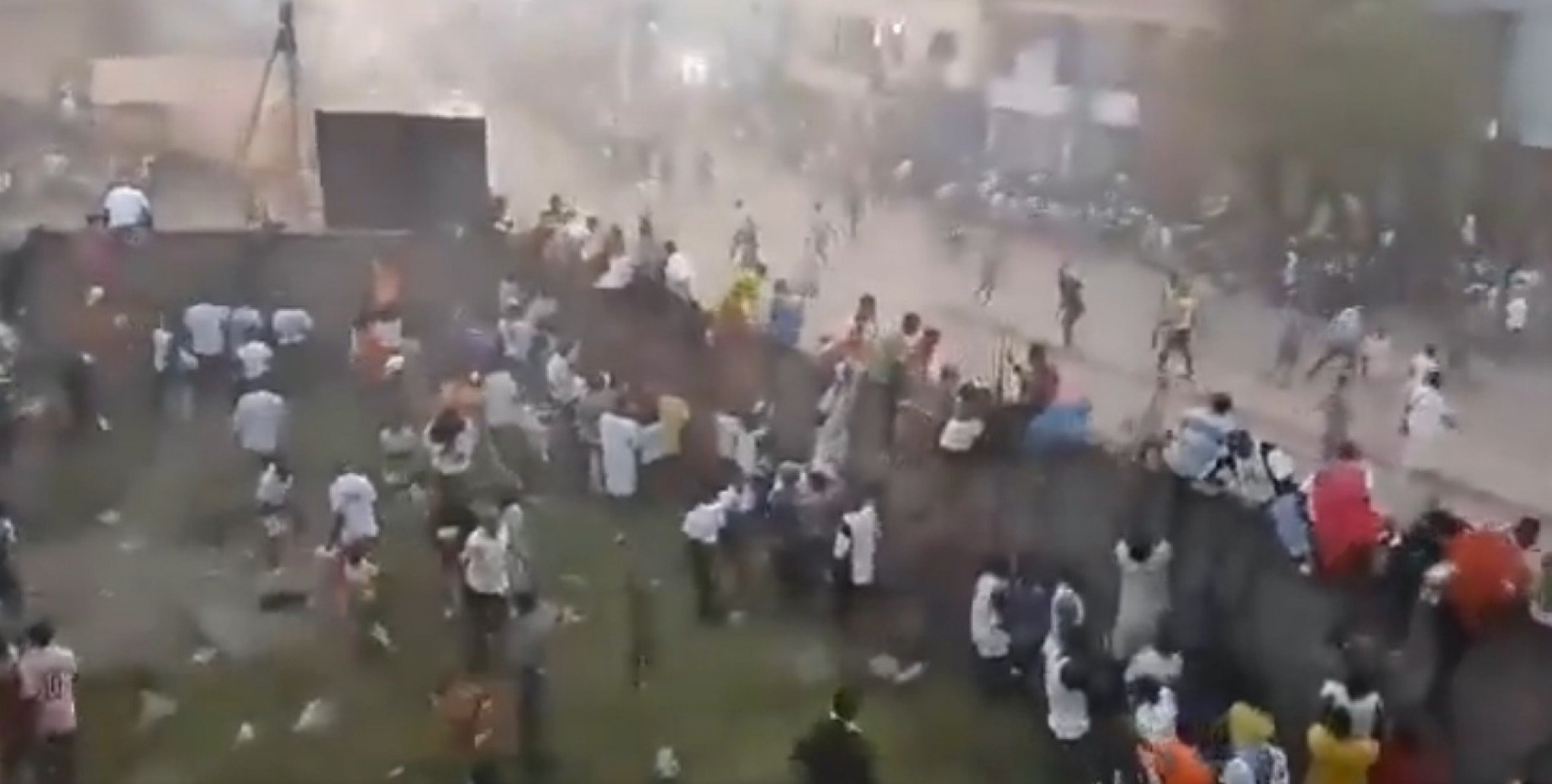 Tumulto após briga de torcida em jogo de futebol causa 56 mortes