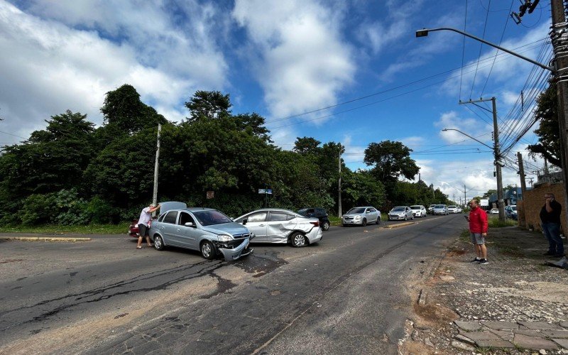 Carros rodopiam na pista após colisão em Novo Hamburgo | abc+