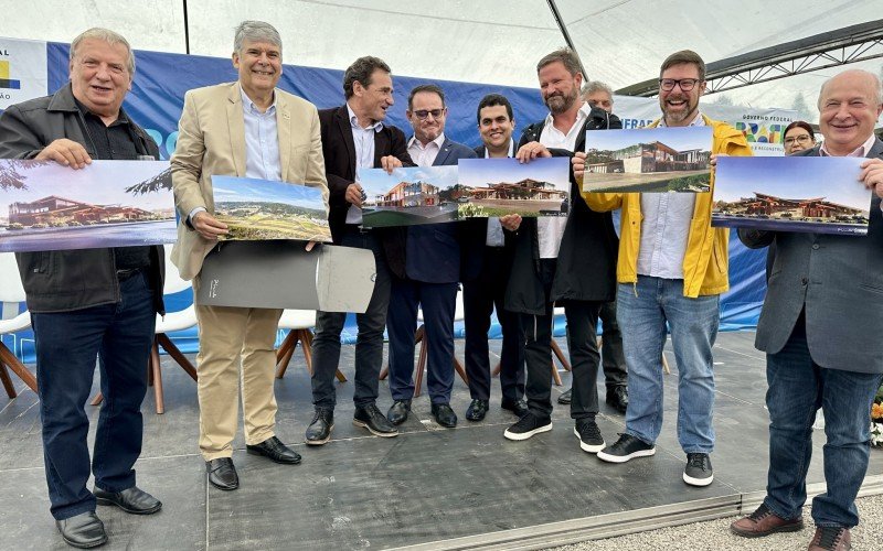 Gramadense Ricardo Peccin doa projeto do novo terminal de passageiros do aeroporto de Canela