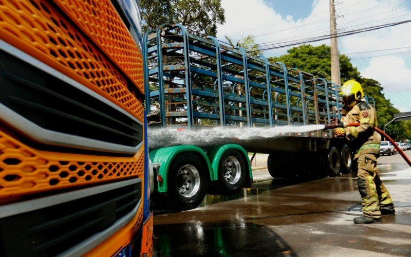 Corpo de Bombeiros respondeu rapidamente à ocorrência de mentira envolvendo acidente com carga pesada de GLS na manhã desta terça-feira (3)