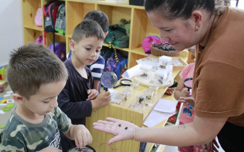 Entre os diversos bichinhos na sala, João Luiz Silvacky Franck, 5, diz qual é seu preferido: "Amo besouros pequenos." | abc+