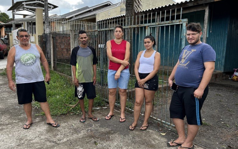 Moradores da Rua São Luis, no bairro Lago Azul, se uniram para reclamar da Corsan e cobrar intervenção da prefeitura | abc+