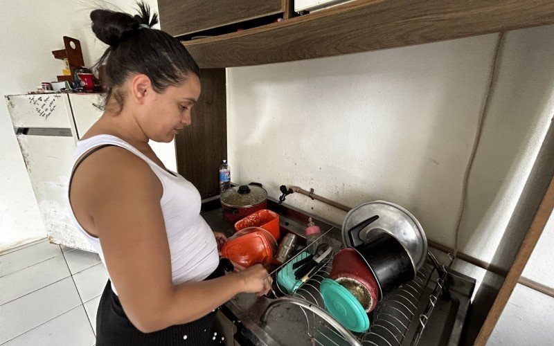 Sem água, Maria dos Reis Pinto não consegue cozinhar para alimentar os dois filhos pequenos | abc+