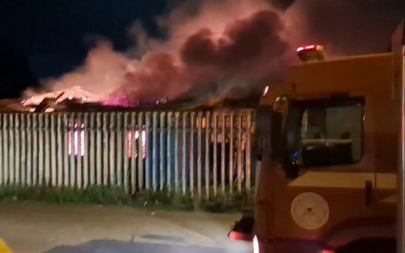 Incêndio destrói escola de Gravataí na noite desta terça-feira  | abc+