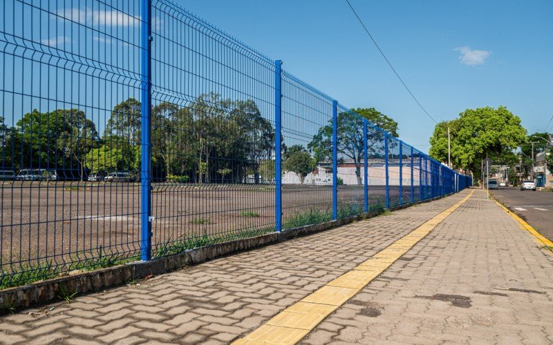 Nova calçada e cercamento 