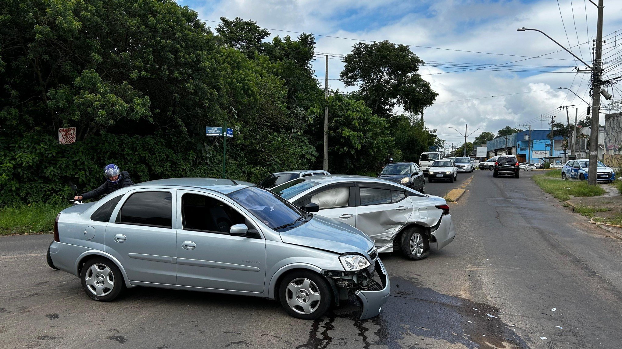 Carros rodopiam na pista após colisão em Novo Hamburgo