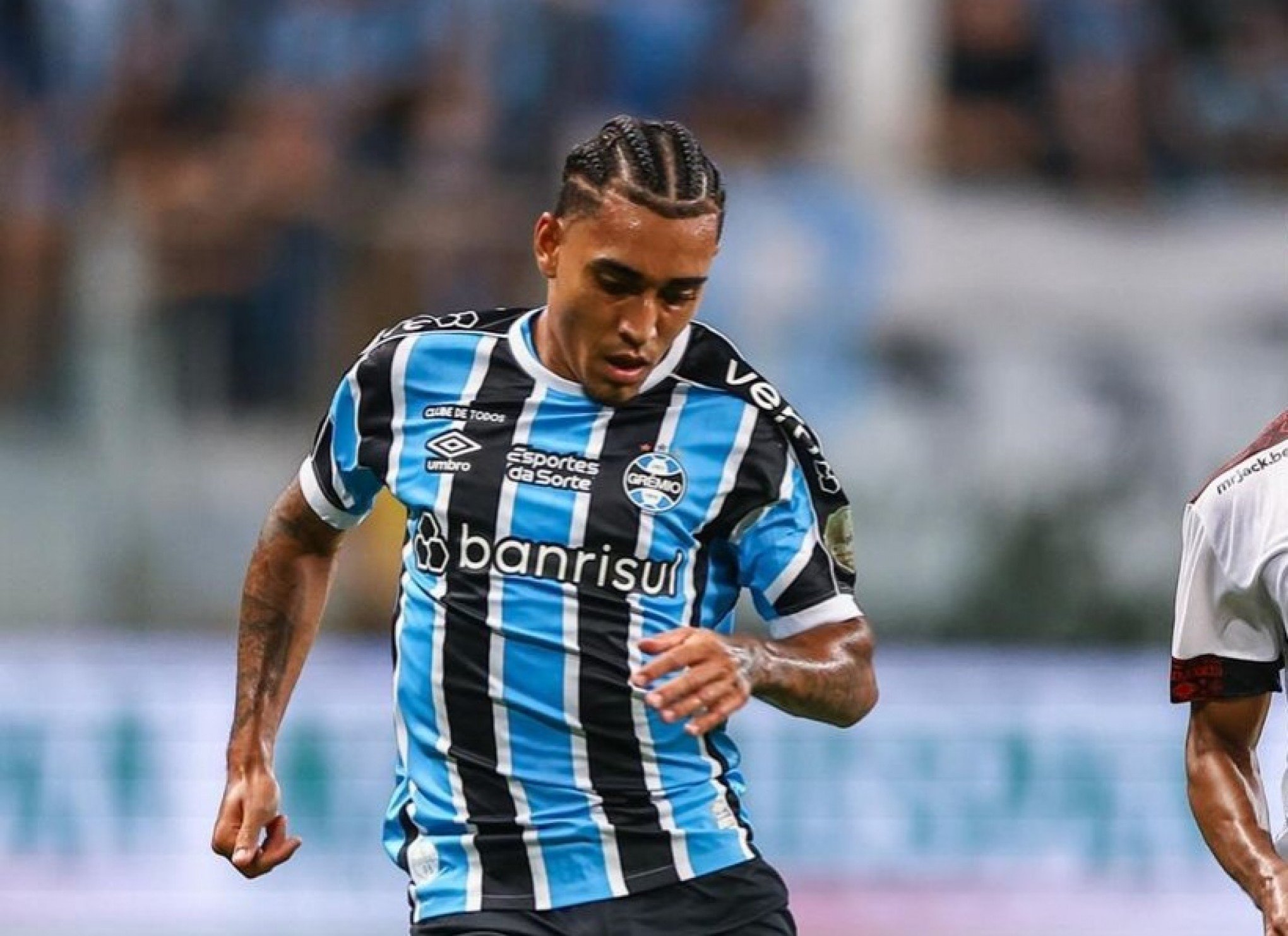 Grêmio encerra contrato com volante Du Queiroz