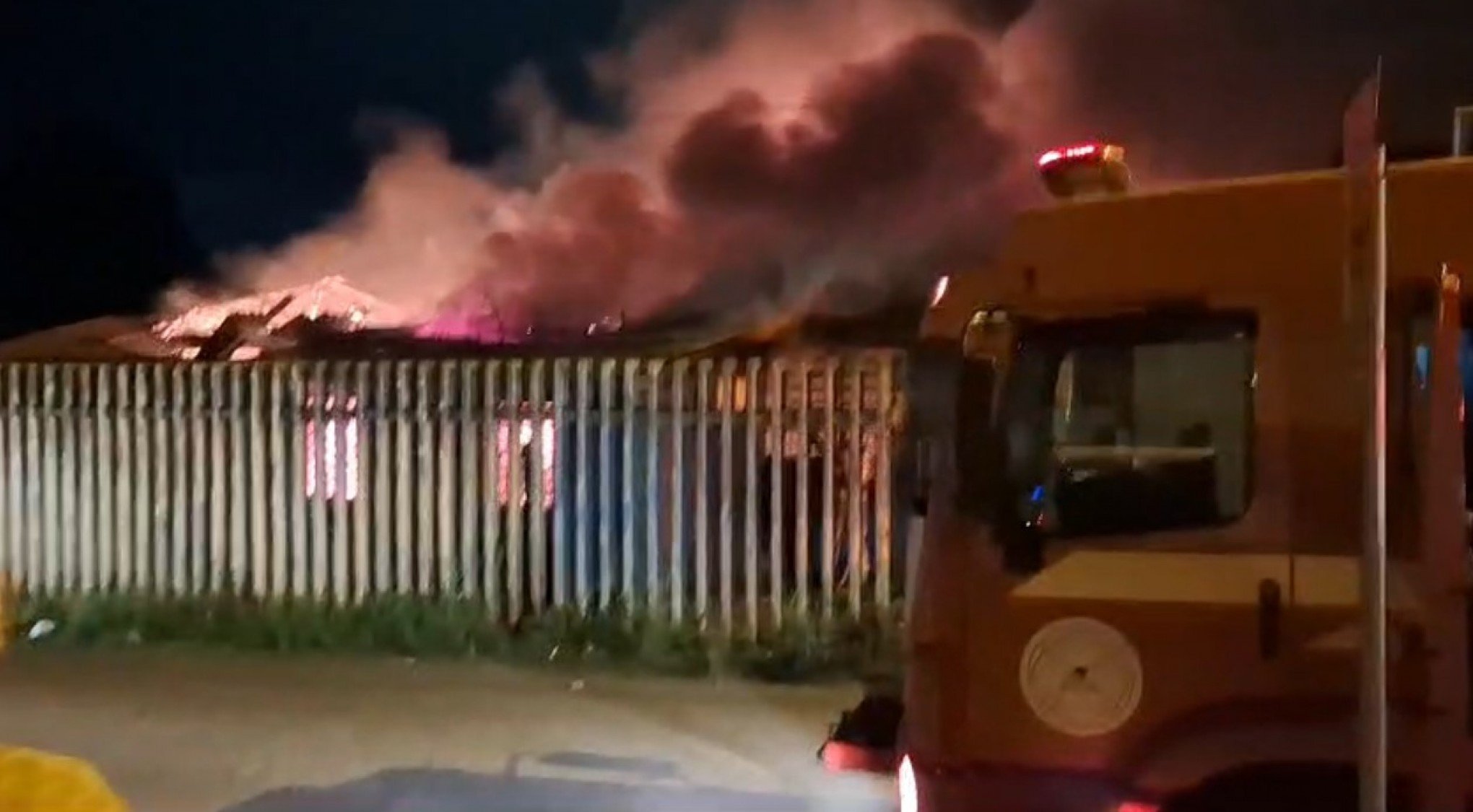 Incêndio atinge escola de Gravataí na noite desta terça-feira