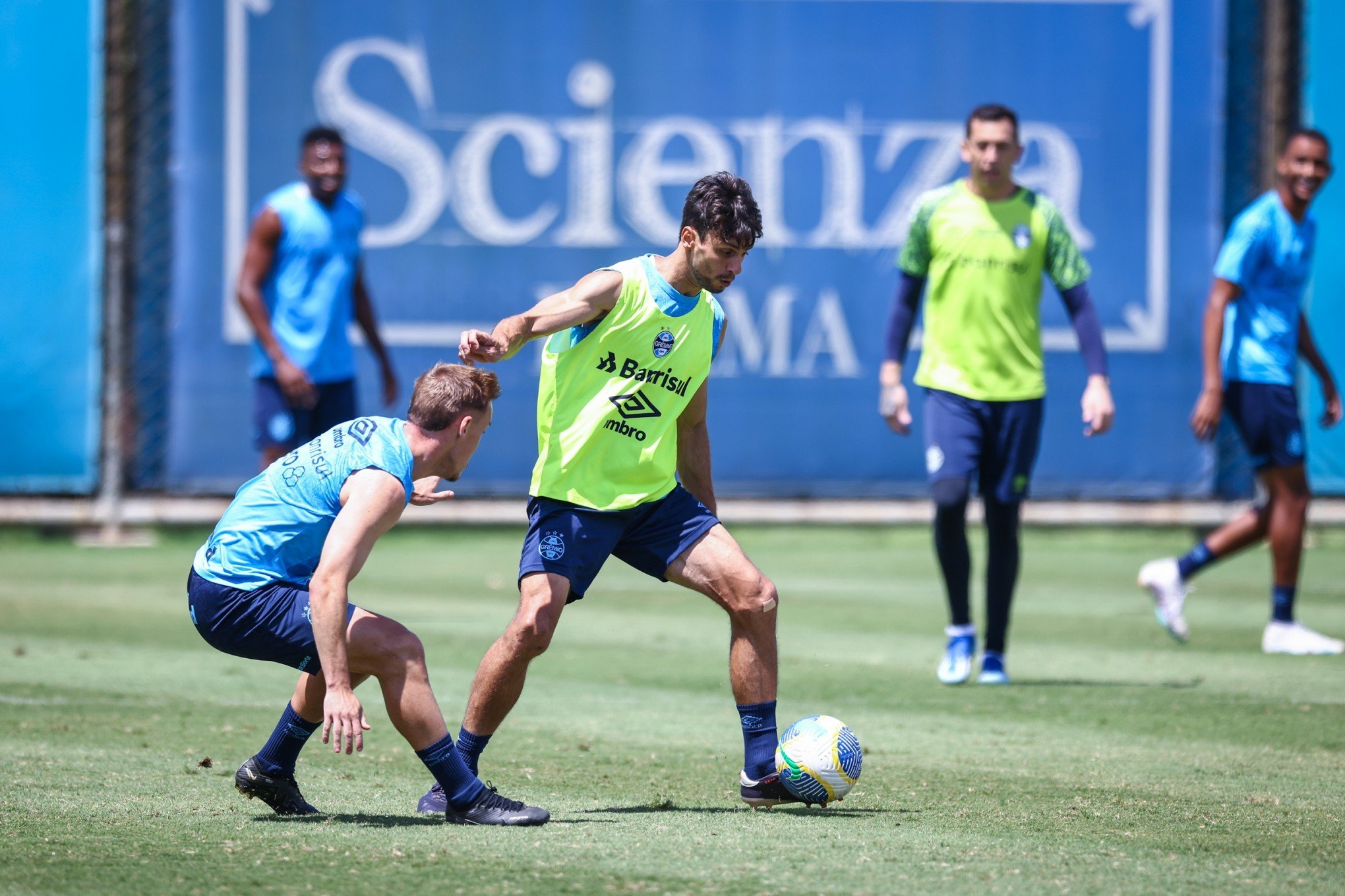 Grêmio aliviado visita o Vitória; veja onde assistir e prováveis escalações