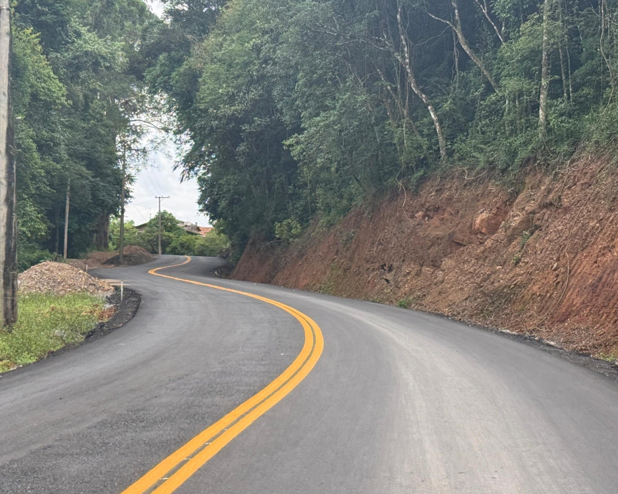 Mais de 7 quilômetros de asfalto da Linha Tapera estão concluídos; novo trecho deve iniciar obras