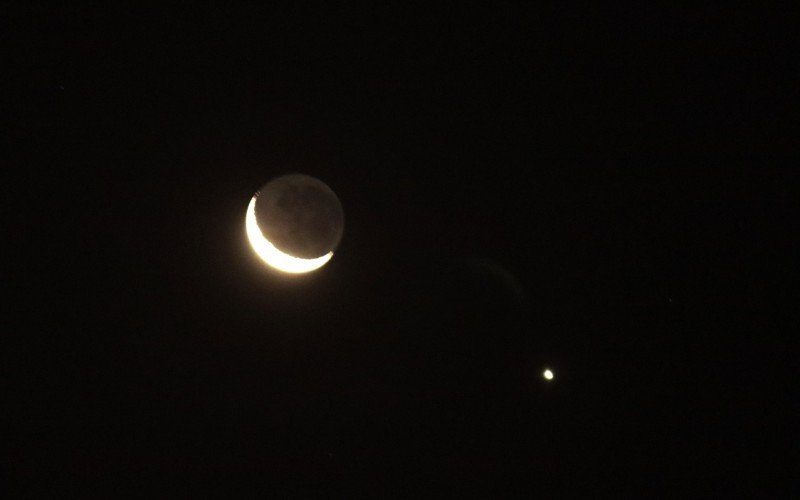 Lua em sua fase nova com o planeta Vênus ao seu lado