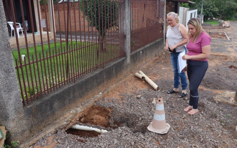  Novo buraco aberto na calçada após a chuva