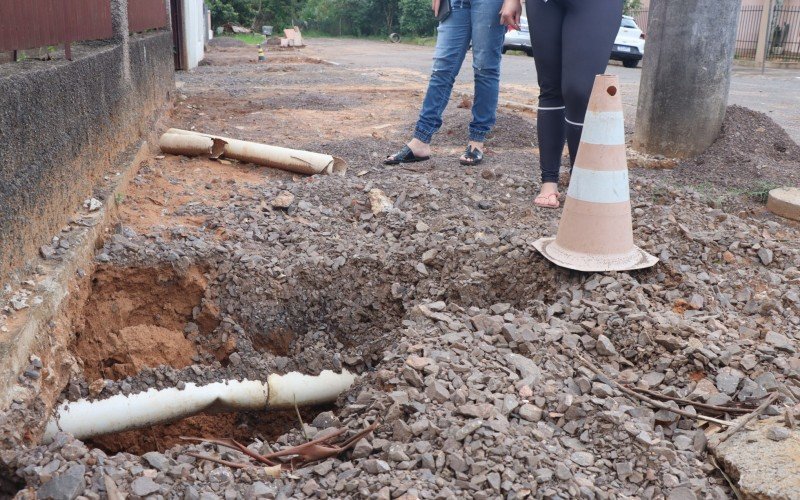  Novo buraco aberto na calçada após a chuva