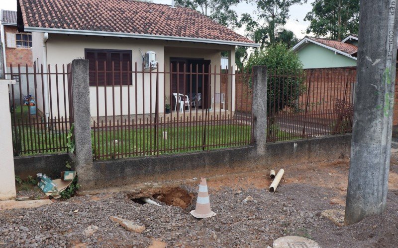 Erosão em frente às residências atinge cinco famílias