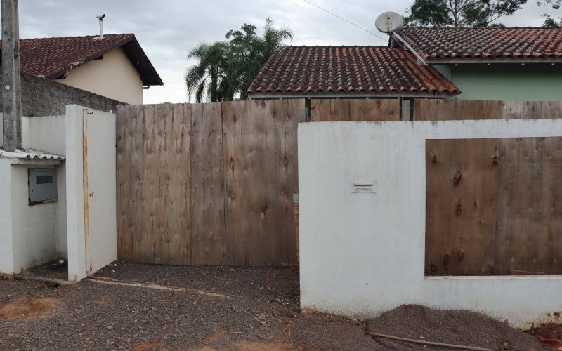 Fernanda precisou colocar tapumes entre sua casa e o muro para dar mais segurança à casa e aos filhos de 2 e 4 anos