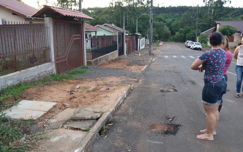 Além das calçadas, asfalto, que é novo, também começa a ser prejudicado pelas máquinas devido ao constante número de consertos