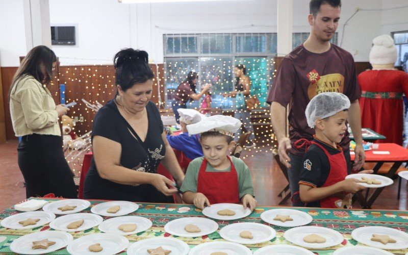 Crianças escolhem as próprias bolachinhas