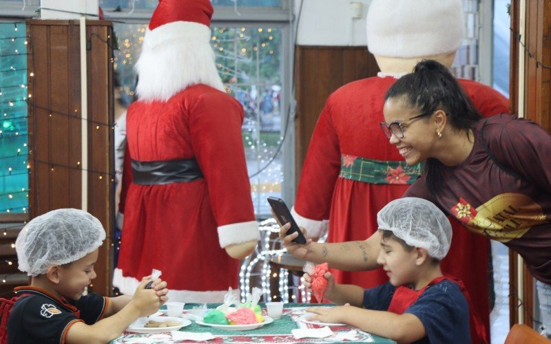 Crianças aproveitam para colorir as bolachinhas