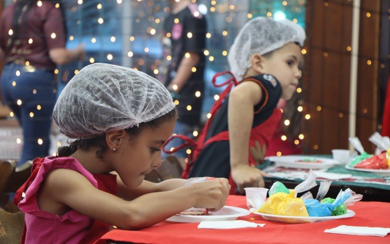 Crianças aproveitam para colorir as bolachinhas