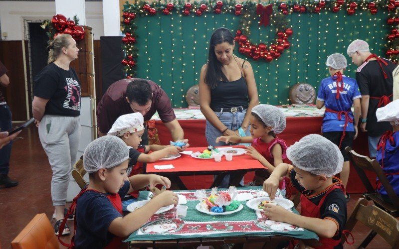 Crianças aproveitam para colorir as bolachinhas