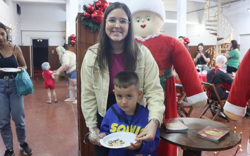 Benício com a mamãe Larissa