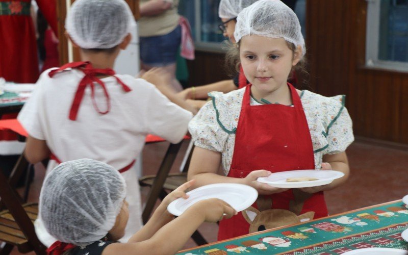 Crianças escolhem as próprias bolachinhas