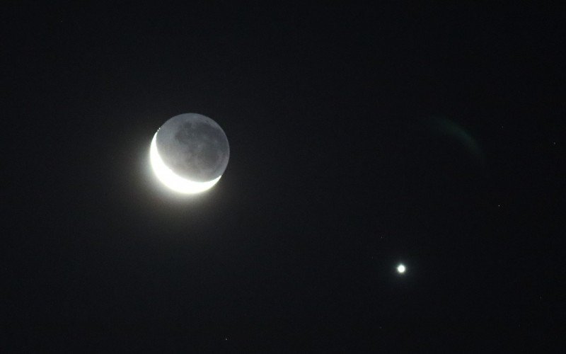 Lua em sua fase nova com o planeta Vênus ao seu lado