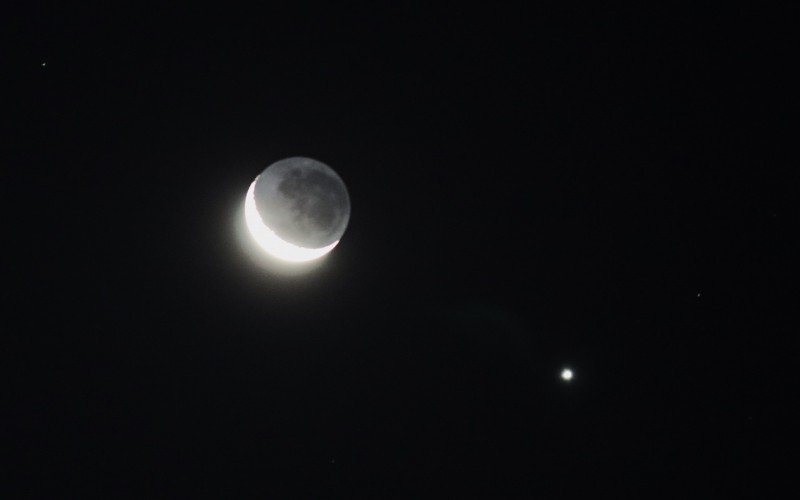 Lua em sua fase nova com o planeta Vênus ao seu lado