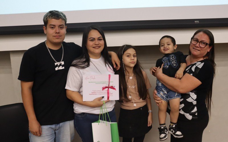 No evento, Ana Paula foi prestigiada pelos filhos Vinicius, Ana Laura e Davi, e pela mãe Sônia Bueno Meller