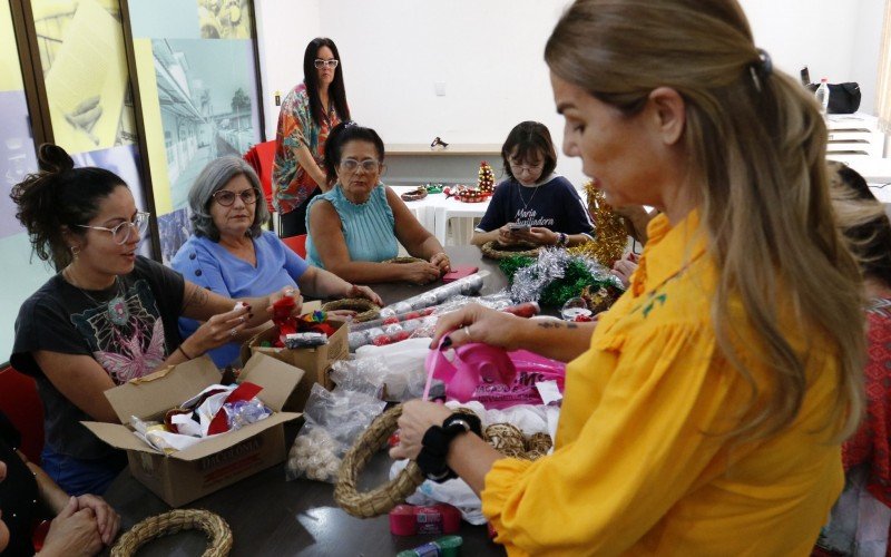 Iniciativa ofereceu materiais para a montagem da guirlanda