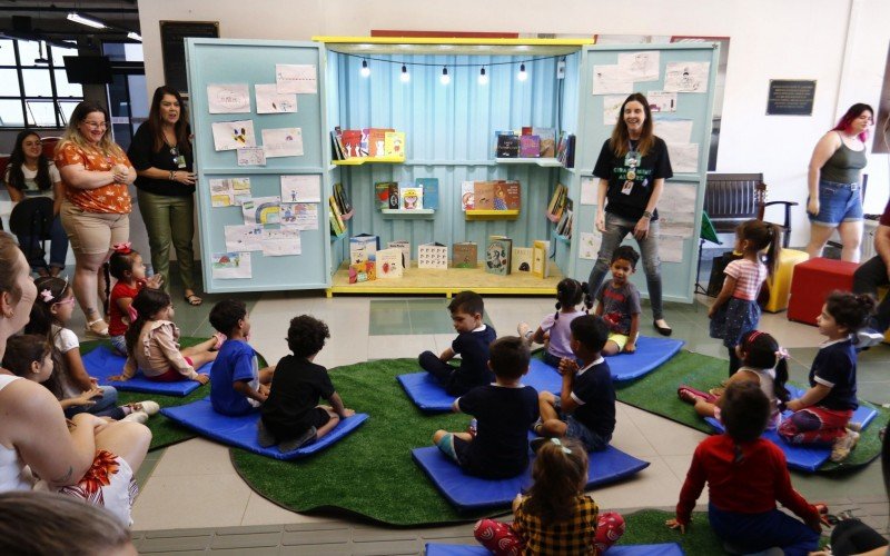 Projeto (Re)Viver entrega bibliotecas modulares para escolas de educação infantil 