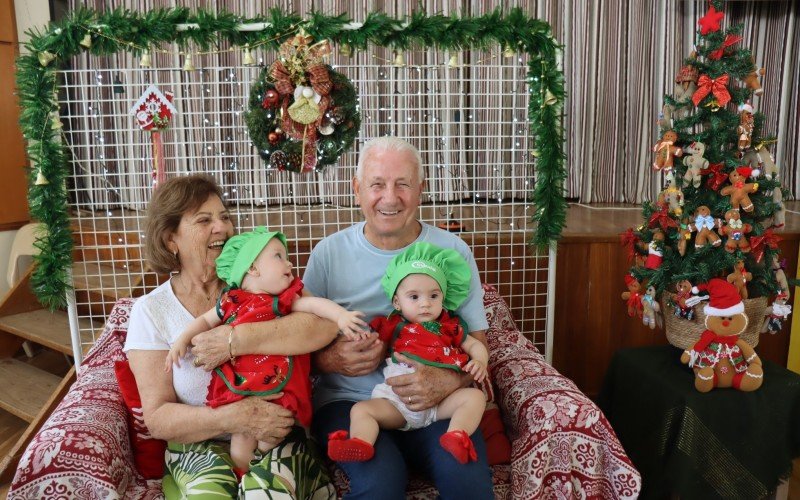 Vivências de Natal Sinodal - avós Edi Zabka e Edegar Zabka com as gêmeas Isabella e Alice