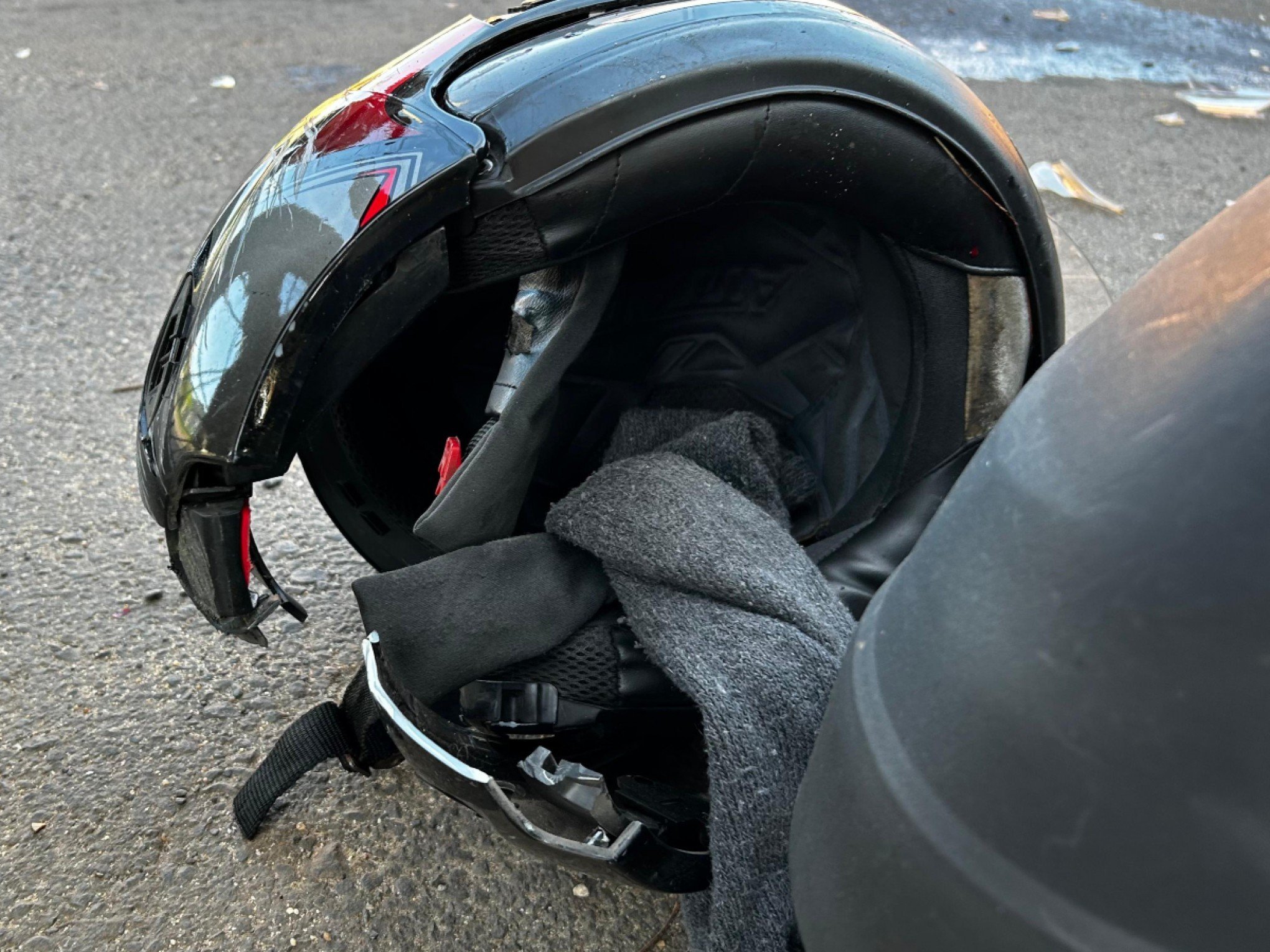 Capacete de motociclista quebra após colisão em cruzamento perigoso em Estância Velha