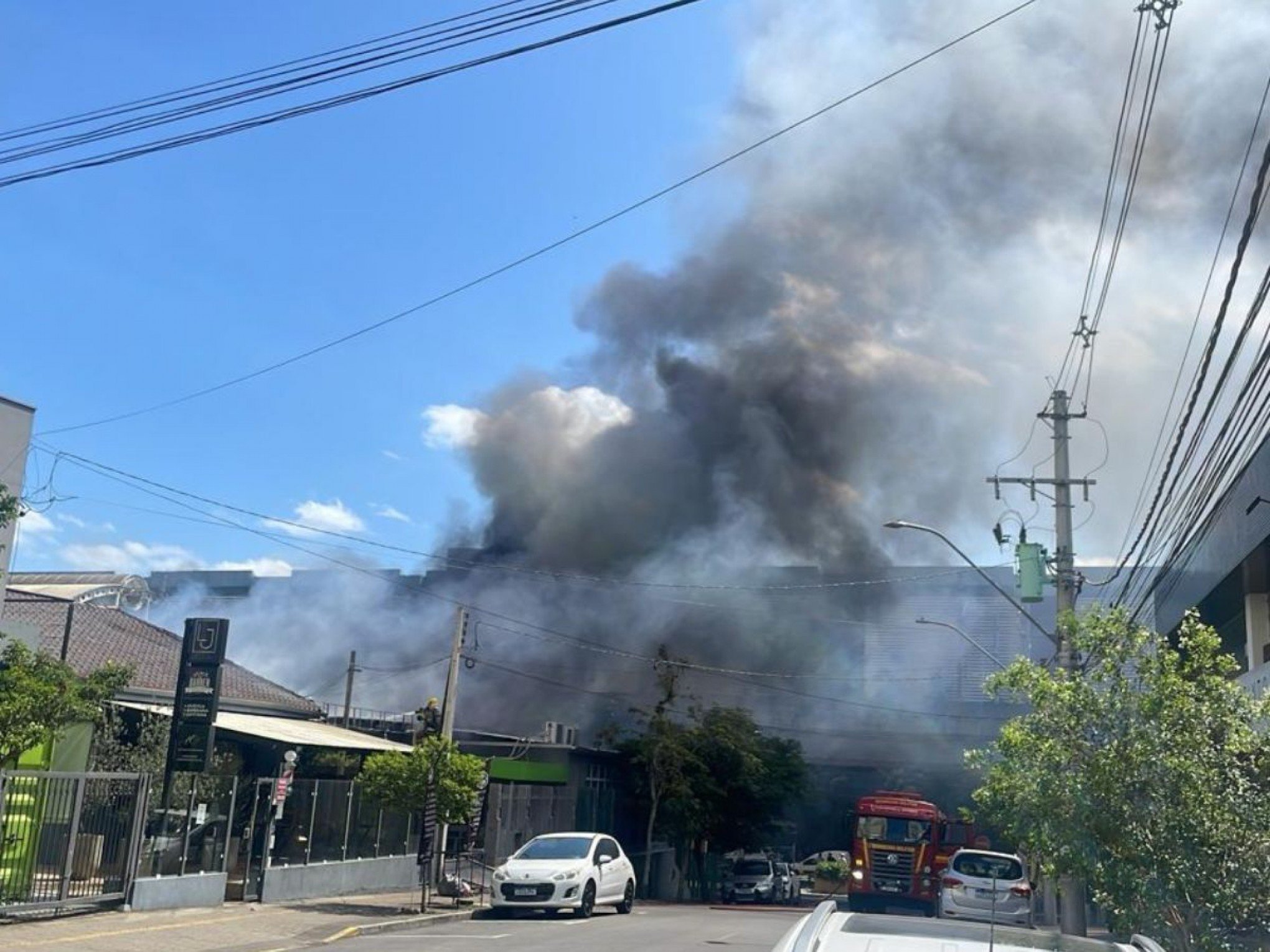 VÍDEO: Incêndio atinge estabelecimento no Centro de Novo Hamburgo