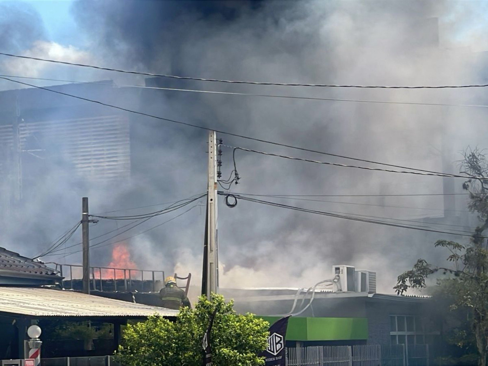 Autoridades alertam para risco de explosão em incêndio e evacuam áreas no Centro de Novo Hamburgo