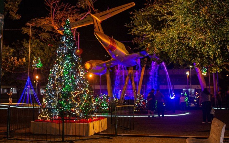 Praça do Avião recebe decoração para celebrar o Natal em Canoas