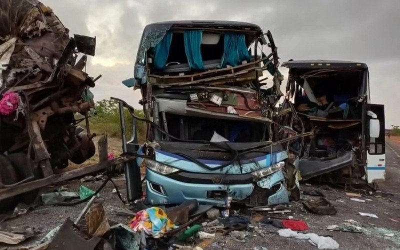 Acidente com dois ônibus e uma carreta causa tragédia com mortos e dezenas de feridos | abc+