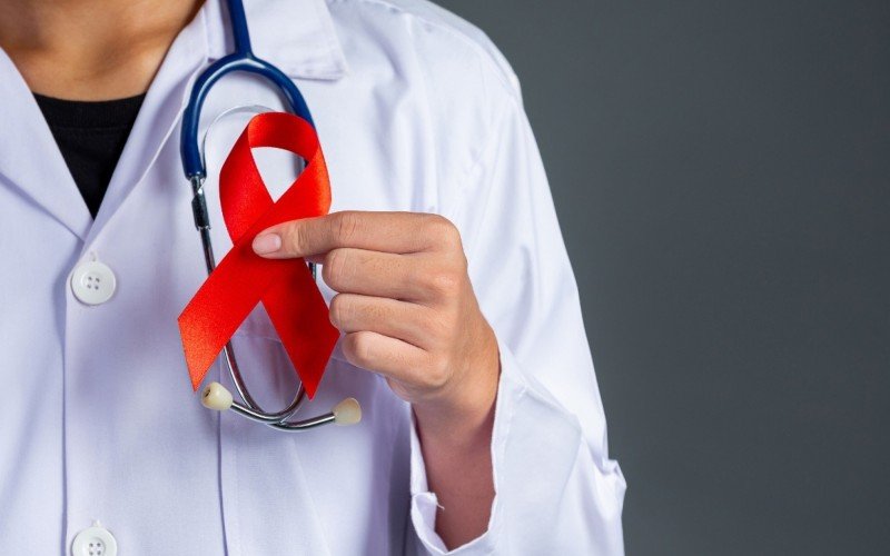 Dezembro Vermelho é o mês da conscientização nacional e prevenção do HIV, Aids e de outras ISTs | abc+