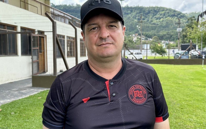 Carlos Moraes é o técnico do Centro Esportivo Gramadense