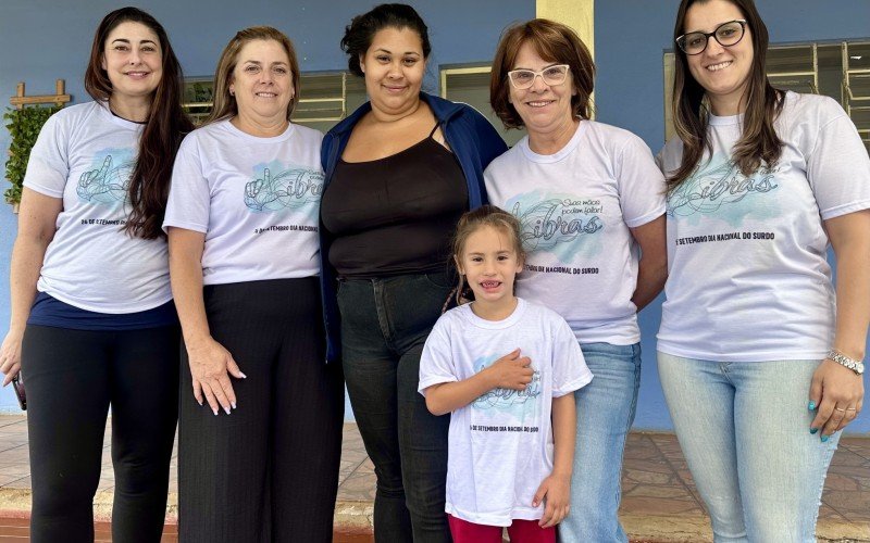 Equipe da escola e do Cadie, junto com a Melissa e a mãe 