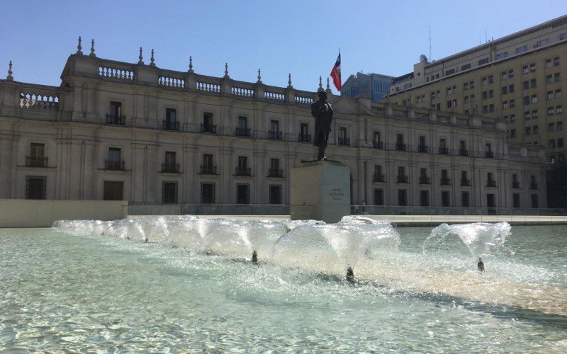 Palácio de La Moneda é a sede do governo do Chile; Latam vai ampliar a rota Porto Alegre-Santiago | abc+