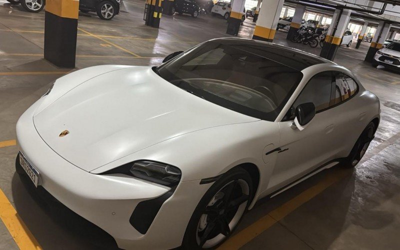 Porsche que pertencia a influenciadora acabou apreendido na manhã desta quinta-feira (5)