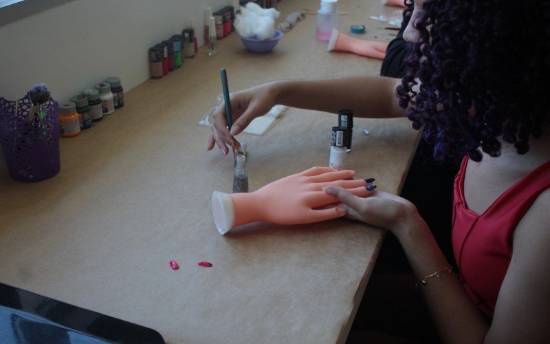A estudante Laura aproveitou o evento para se divertir, fazendo cabelo e unhas nas oficinas de cabeleireiro e manicure
