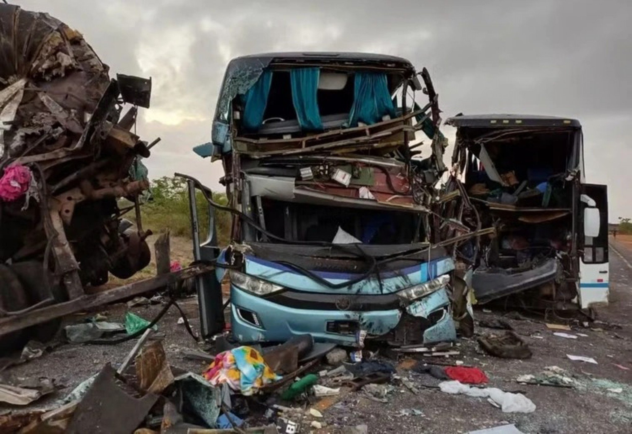 Colisão com dois ônibus e uma carreta causa tragédia com mortos e dezenas de feridos