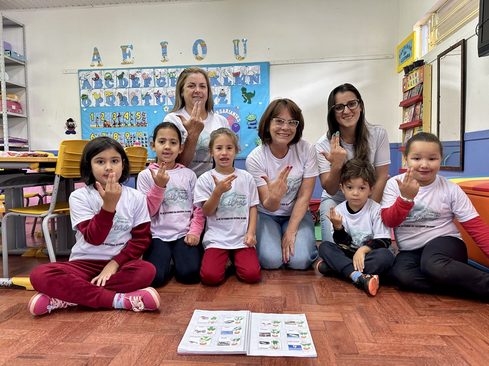 Alunos de escola do interior de Canela estão aprendendo Libras para se comunicar com colega surda